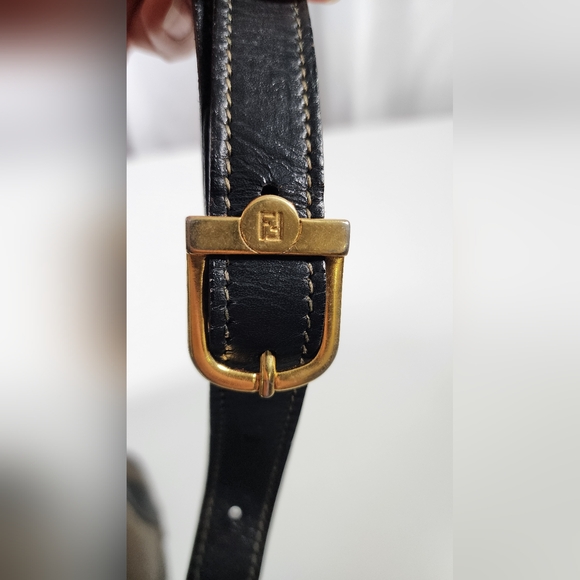 Fendi bucket shoulder/crossbody. Fading on edges/piping. Not original drawstring - Picture 6 of 16